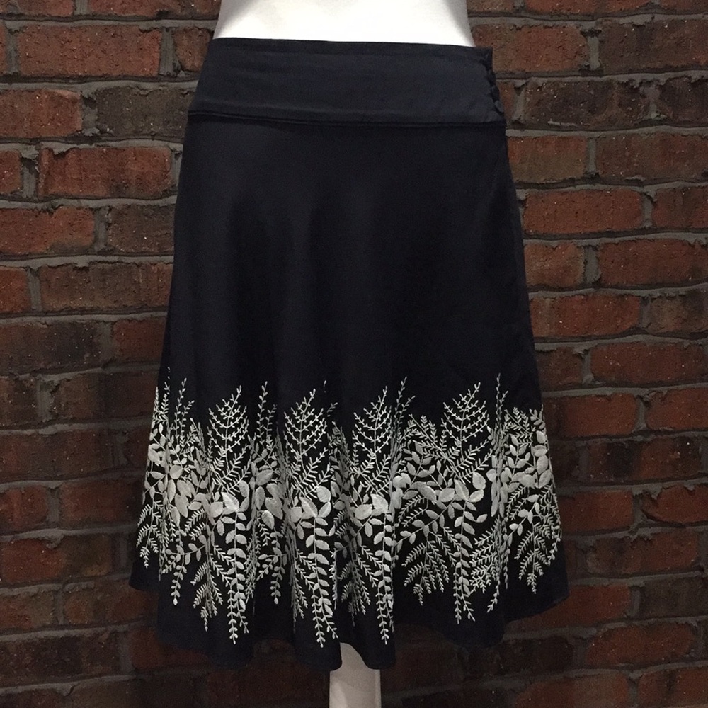 Ann Taylor A-line navy blue skirt. Size 4P.